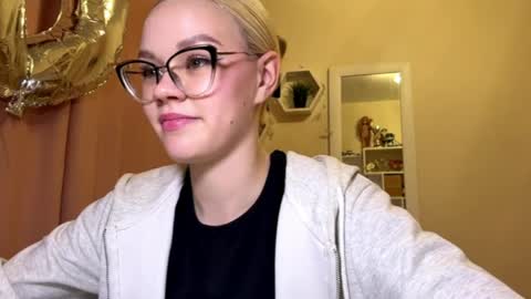 Snapshot of megganskurski chatting on 04/09/26, 03:06 Mia online show from 04/09/26, 03:06