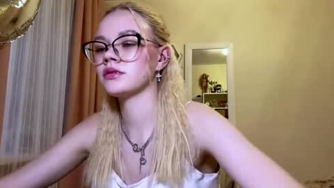 Snapshot of megganskurski chatting on 04/14/26, 03:18 Mia online show from 04/14/26, 03:18