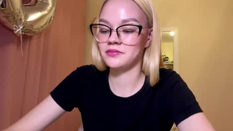 Snapshot of megganskurski chatting on 04/17/26, 03:15 Mia online show from 04/17/26, 03:15