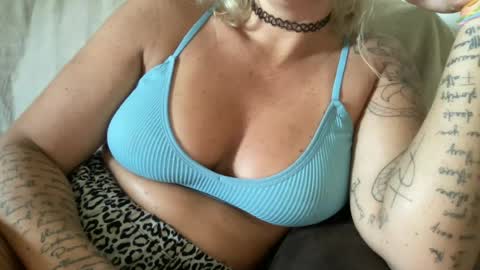 Snapshot of meghannnwesttt chatting on 07/04/26, 08:04 MeghannWest online show from 07/04/26, 08:04