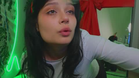 Snapshot of melan1e_ chatting on 12/25/24, 12:05 mel online show from 12/25/24, 12:05