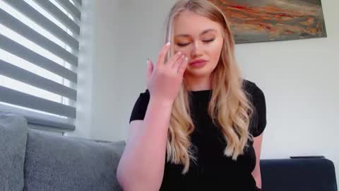 Snapshot of melani_a chatting on 05/08/26, 10:31 Melania online show from 05/08/26, 10:31