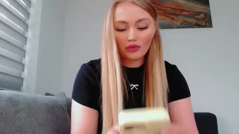 Snapshot of melani_a chatting on 05/09/26, 11:37 Melania online show from 05/09/26, 11:37