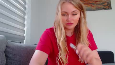 Snapshot of melani_a chatting on 05/11/26, 11:27 Melania online show from 05/11/26, 11:27