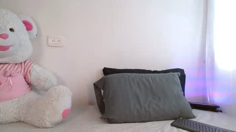 Snapshot of melani_bear chatting on 06/10/26, 04:06 MELANI online show from 06/10/26, 04:06
