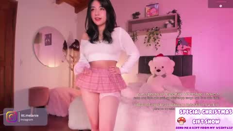 Snapshot of melanie_owo chatting on 12/10/24, 01:11 Melanie online show from 12/10/24, 01:11