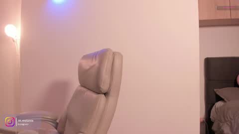 Snapshot of melanie_owo chatting on 10/28/25, 10:01 Melanie online show from 10/28/25, 10:01