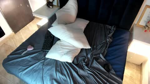 Melanie roux  online show from 04/02/26, 01:47