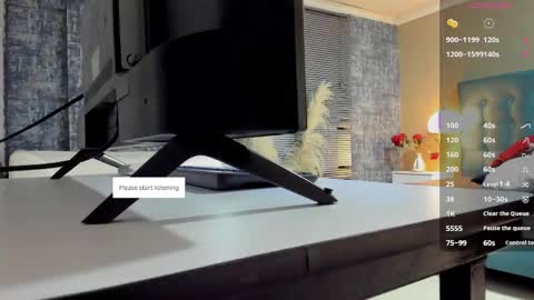 Snapshot of melanierioss_ chatting on 04/30/26, 01:17 online show from 04/30/26, 01:17