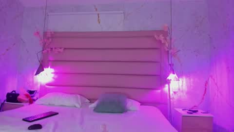 Melanie Roux online show from 11/29/25, 08:12