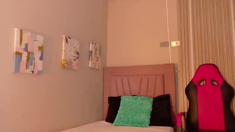 meli_peach online show from 11/23/25, 12:16