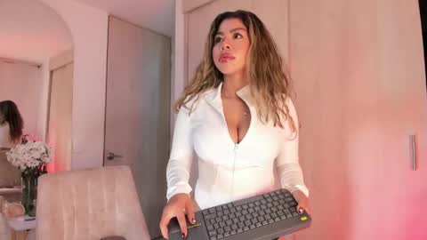 Snapshot of melina_ferrer1 chatting on 06/04/26, 12:55 EI online show from 06/04/26, 12:55