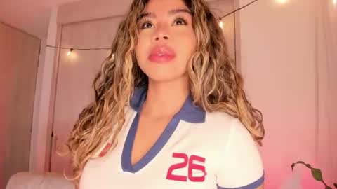 Snapshot of melina_ferrer1 chatting on 06/16/26, 02:09 EI online show from 06/16/26, 02:09