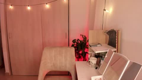 Snapshot of melina_ferrer1 chatting on 07/04/26, 01:39 EI online show from 07/04/26, 01:39