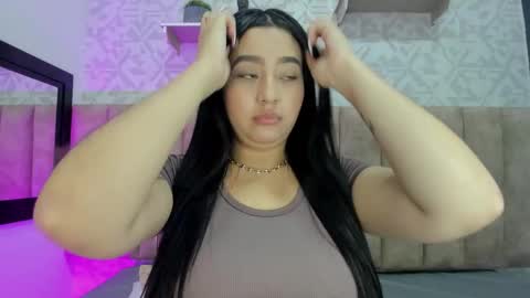 Snapshot of melinacruzz chatting on 11/17/25, 11:32 Mel online show from 11/17/25, 11:32