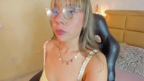 Snapshot of melissarouge chatting on 05/22/26, 07:30 online show from 05/22/26, 07:30