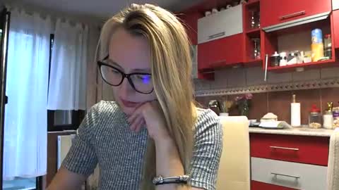 Melly online show from 09/17/25, 06:15