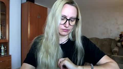 Snapshot of melly_rosey chatting on 06/25/26, 07:35 Melly online show from 06/25/26, 07:35