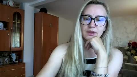 Snapshot of melly_rosey chatting on 06/27/26, 06:40 Melly online show from 06/27/26, 06:40