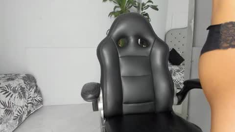 Snapshot of melodi_20 chatting on 11/23/25, 11:21 Melodi online show from 11/23/25, 11:21