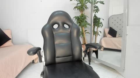 Snapshot of melodi_20 chatting on 11/25/25, 11:21 Melodi online show from 11/25/25, 11:21