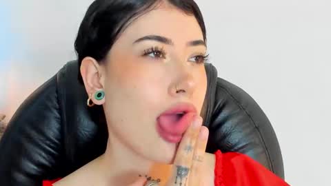 Snapshot of melody_suarez chatting on 12/04/24, 08:40 MELODY online show from 12/04/24, 08:40