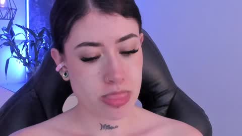 Snapshot of melody_suarez chatting on 02/08/25, 02:15 MELODY online show from 02/08/25, 02:15