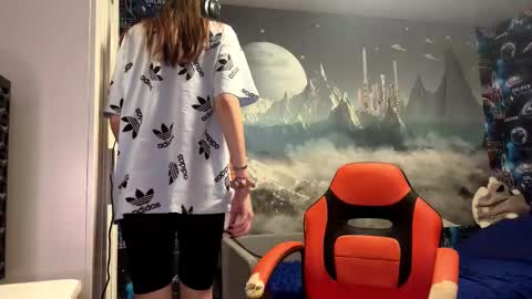 Hi Im Aria 18 years old online show from 12/22/25, 01:52