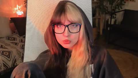 Mia online show from 10/19/25, 03:23