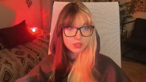 Mia online show from 11/06/25, 01:23