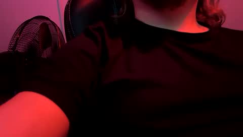 Snapshot of men10_12_1983 chatting on 01/06/25, 06:31 men10_12_1983 online show from 01/06/25, 06:31