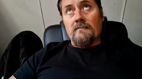 Snapshot of men10_12_1983 chatting on 09/12/25, 08:14 men10_12_1983 online show from 09/12/25, 08:14