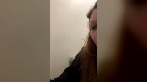 Snapshot of meowzers777 chatting on 12/17/25, 02:28 meowzers777 online show from 12/17/25, 02:28