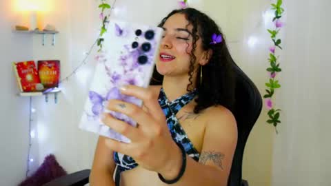 Snapshot of merida_bell18 chatting on 02/23/25, 01:02 Merida Bell online show from 02/23/25, 01:02