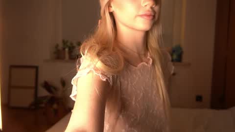 Lara OFFLINE  online show from 04/03/26, 07:45