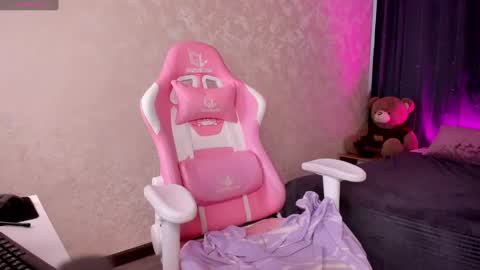 Mia  GMT7 Mon Tue Wen Thur 1000am-0300pm Sat 0300am-0900am online show from 03/11/25, 05:27