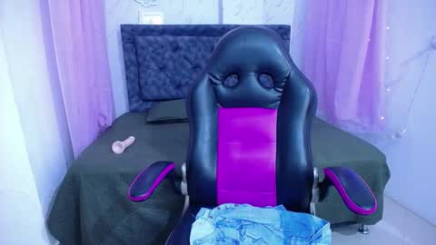 Snapshot of mia__thomson_ chatting on 09/11/25, 01:44  MIA online show from 09/11/25, 01:44
