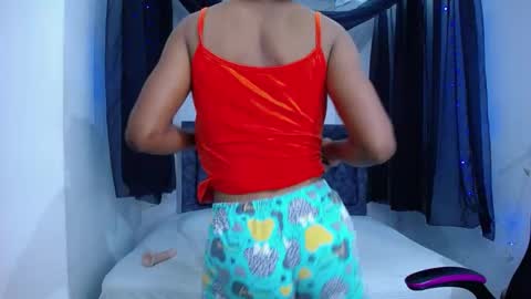 Snapshot of mia__thomson_ chatting on 10/22/25, 12:38  MIA online show from 10/22/25, 12:38