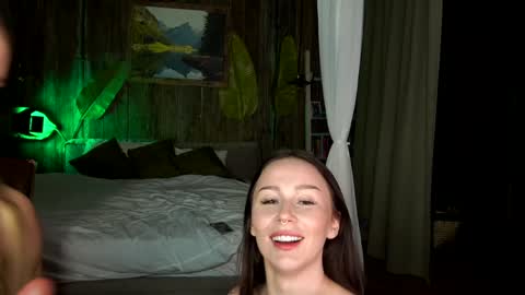 Snapshot of mia_cloudy chatting on 01/25/25, 01:52 Mia and friends online show from 01/25/25, 01:52