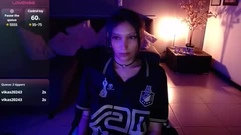 Snapshot of mia_collens_ chatting on 01/08/25, 08:27 MIA online show from 01/08/25, 08:27