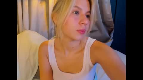 Snapshot of mia_curry chatting on 06/08/26, 08:20 M I A online show from 06/08/26, 08:20
