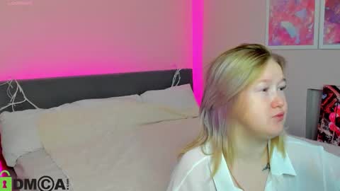 Mia online show from 10/13/25, 02:44