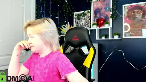 Mia online show from 05/08/26, 03:12