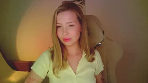 Snapshot of mia_fleur_ chatting on 06/14/26, 08:44 Mia online show from 06/14/26, 08:44