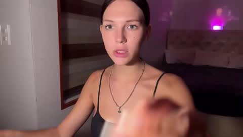 mia_floo online show from 11/08/25, 04:51