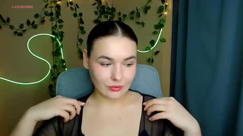 mia_lemm online show from 02/11/26, 07:57