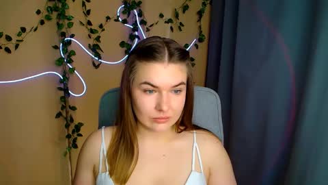 mia_lemm online show from 03/25/26, 07:58