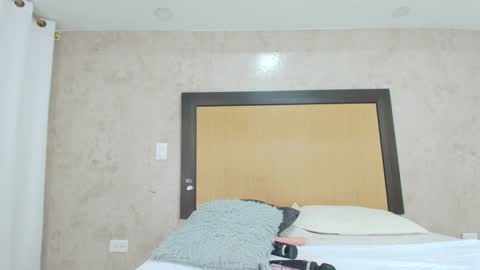 MIALOPEZ      .     Y      .      online show from 01/10/25, 05:02