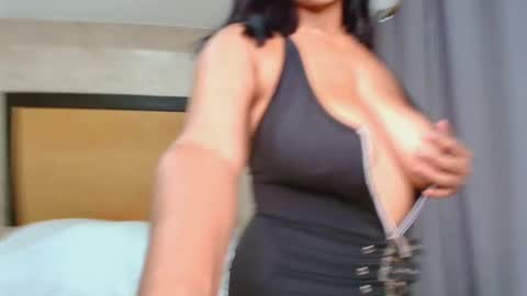 MIALOPEZ      .     Y      .      online show from 09/18/25, 07:05