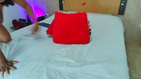 MIALOPEZ      .     Y      .      online show from 04/06/26, 06:20